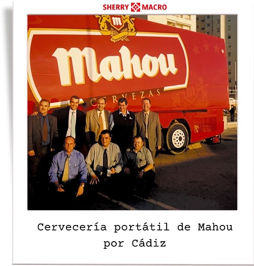 Personal empresa con camión de Mahou en Cádiz